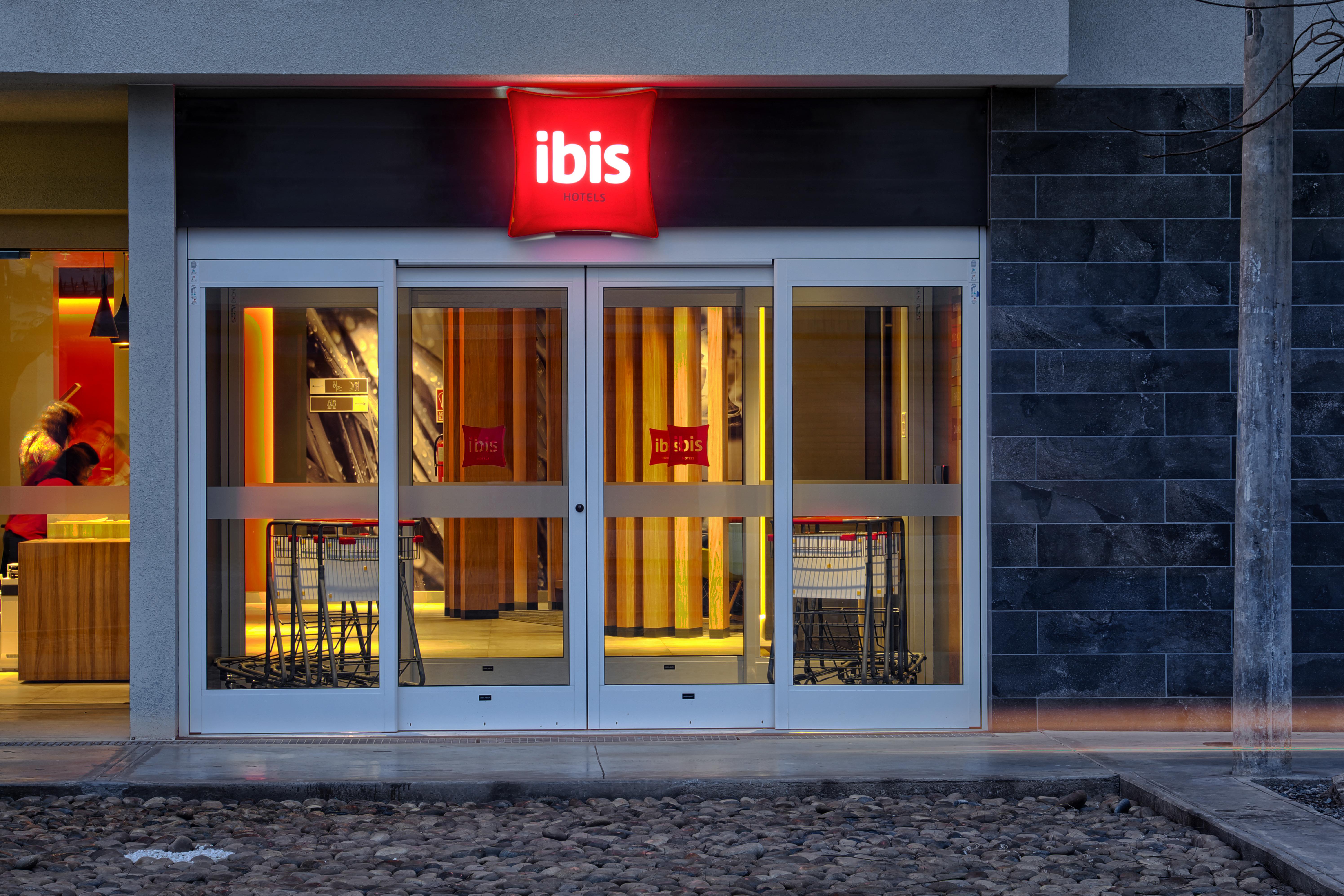 Отель Ibis Трухильо Экстерьер фото